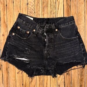 Levi 501s shorts 24 w